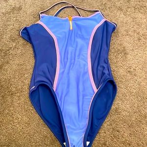 Women’s one piece swimming suit! Used but in great shape